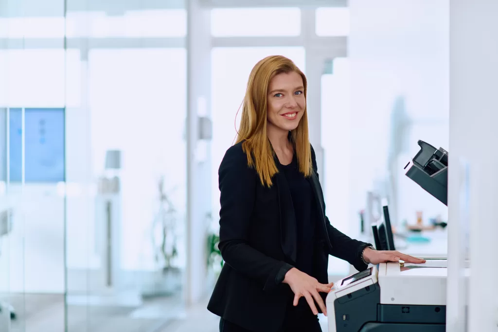 o que e outsourcing mulher impressora