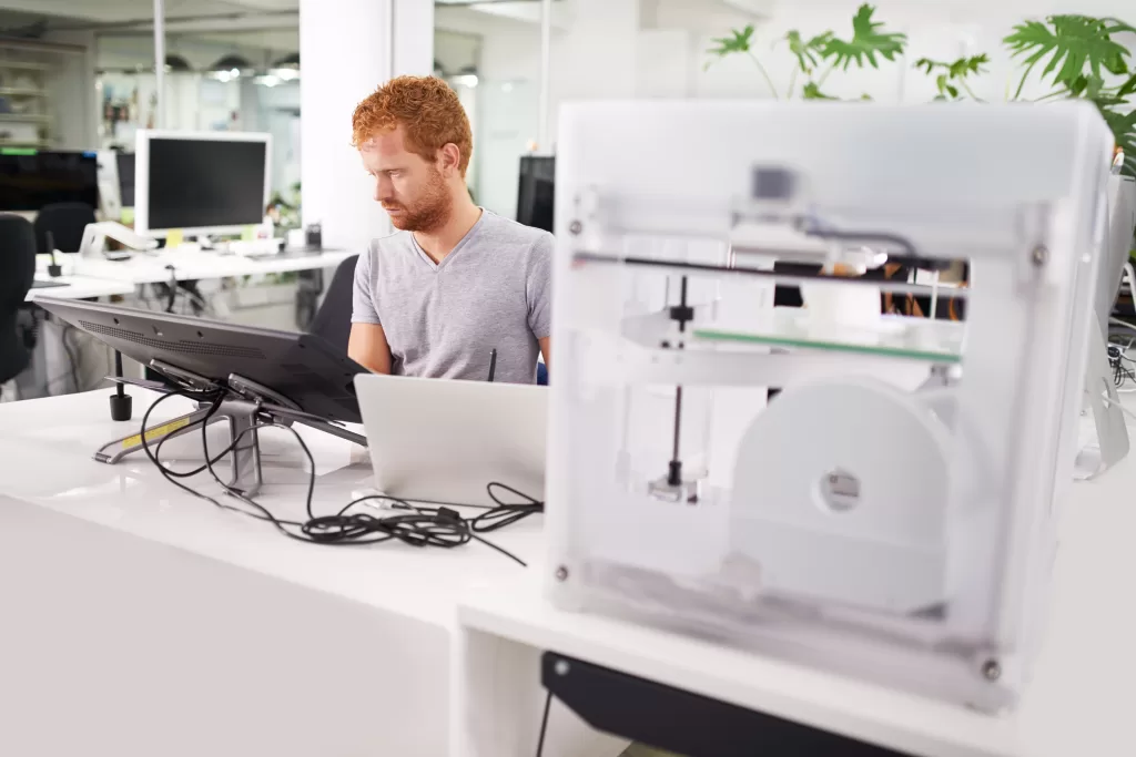 software de bilhetagem homem trabalhando impressora