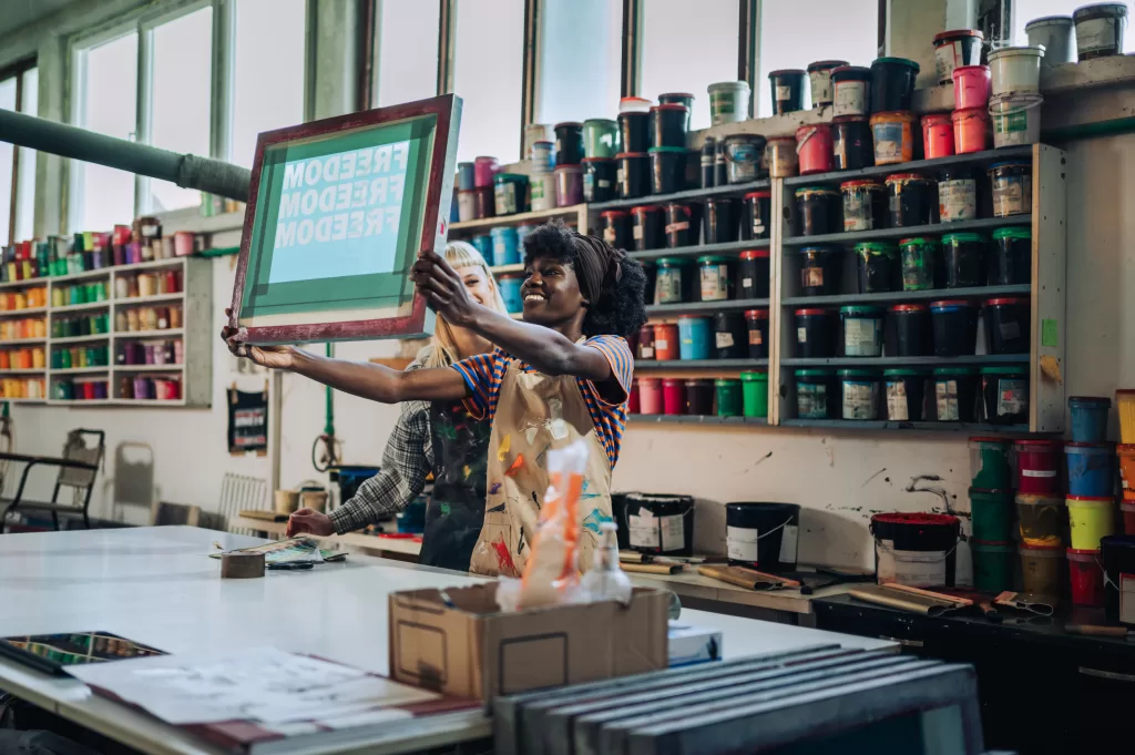 tipos de serigrafia mulher checando 