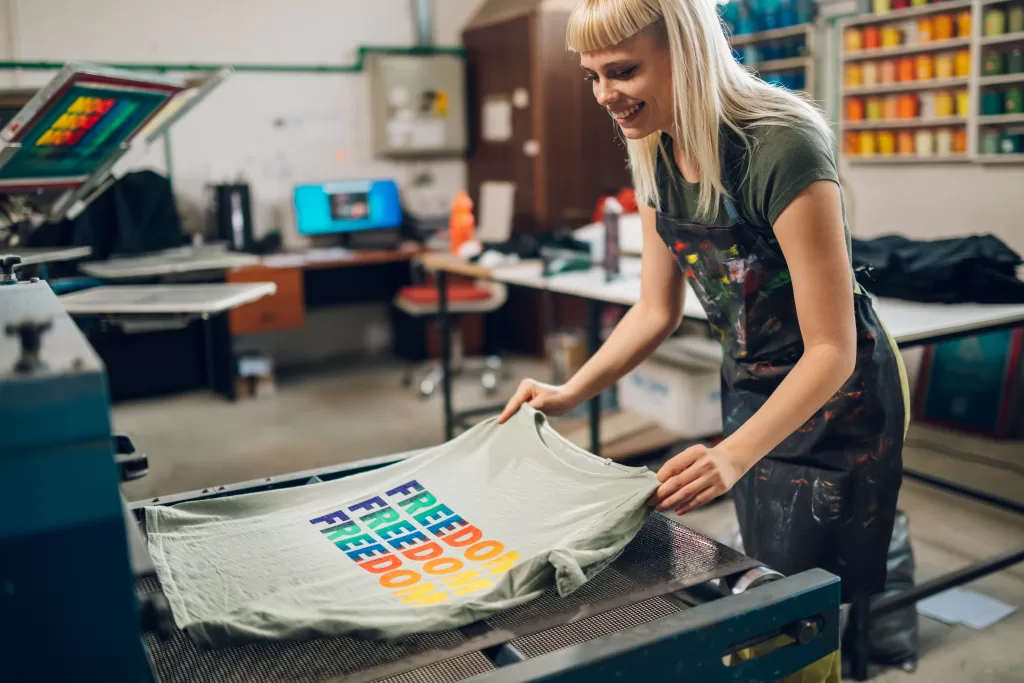 tipos de serigrafia mulher sorrindo impressao camiseta