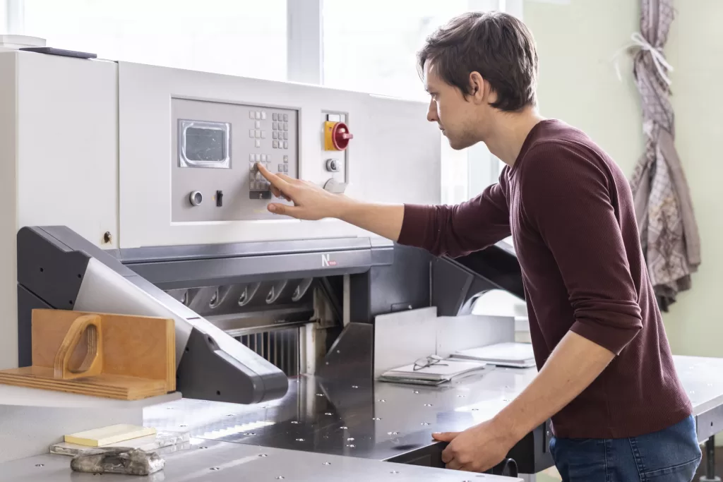 tipos de serigrafia mulheres operando máquina.