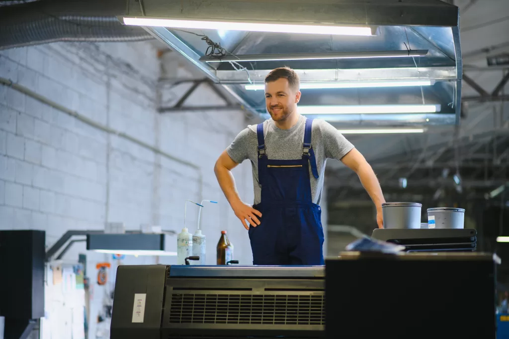 impressa em flexografia colaborador aguardando impressao