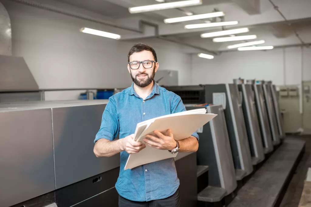 impressa em flexografia colaborador aguardando impressao