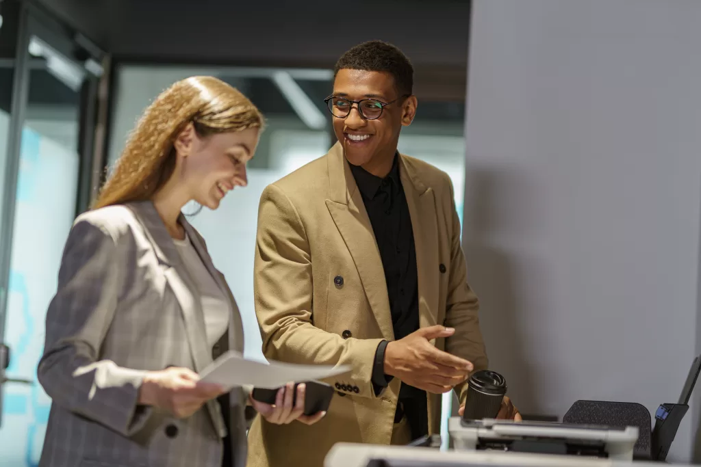 impressoras a laser colaboradores imprimindo documentos