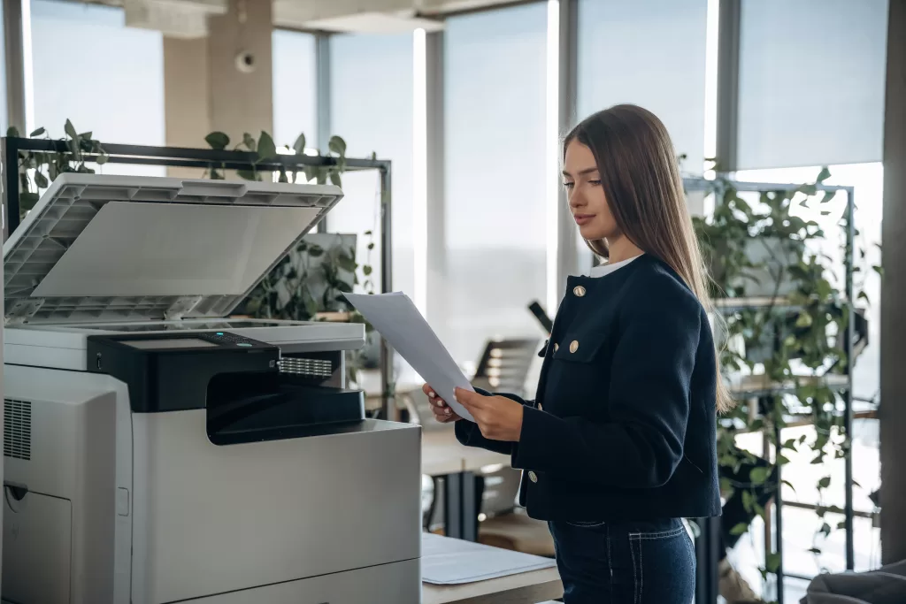 outsourcing de impressao mulher ajustando impressoes