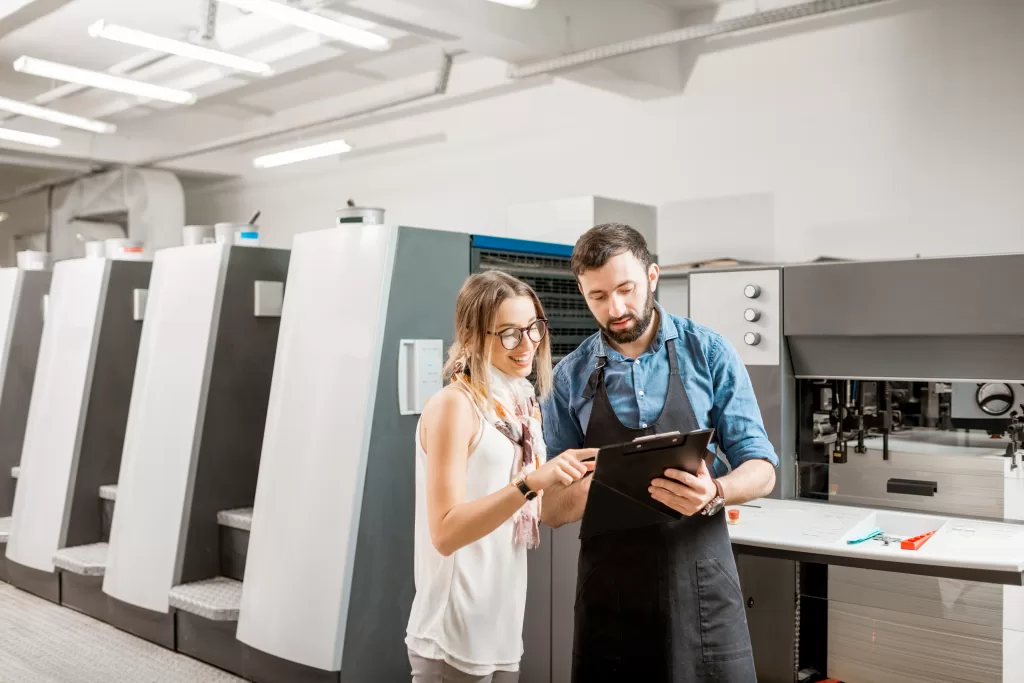 outsourcing de impressao operador impressora e colaboradora