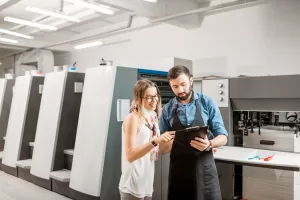outsourcing de impressao operador impressora e colaboradora