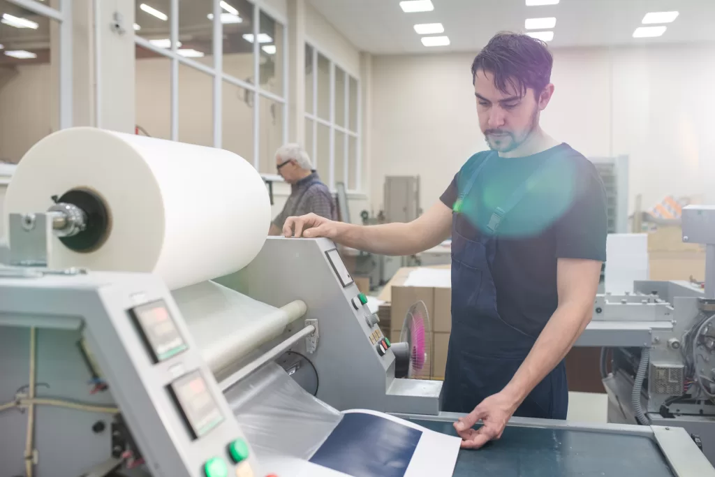 Carbono neutro homem operando maquina