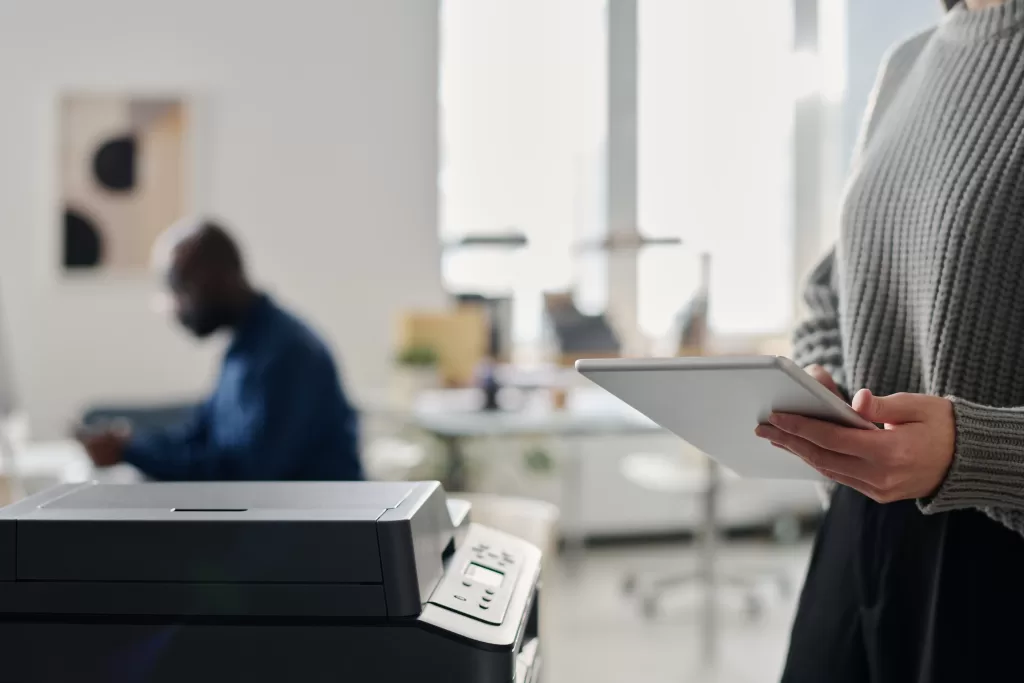 ativos de ti mulher com tablet e impressora