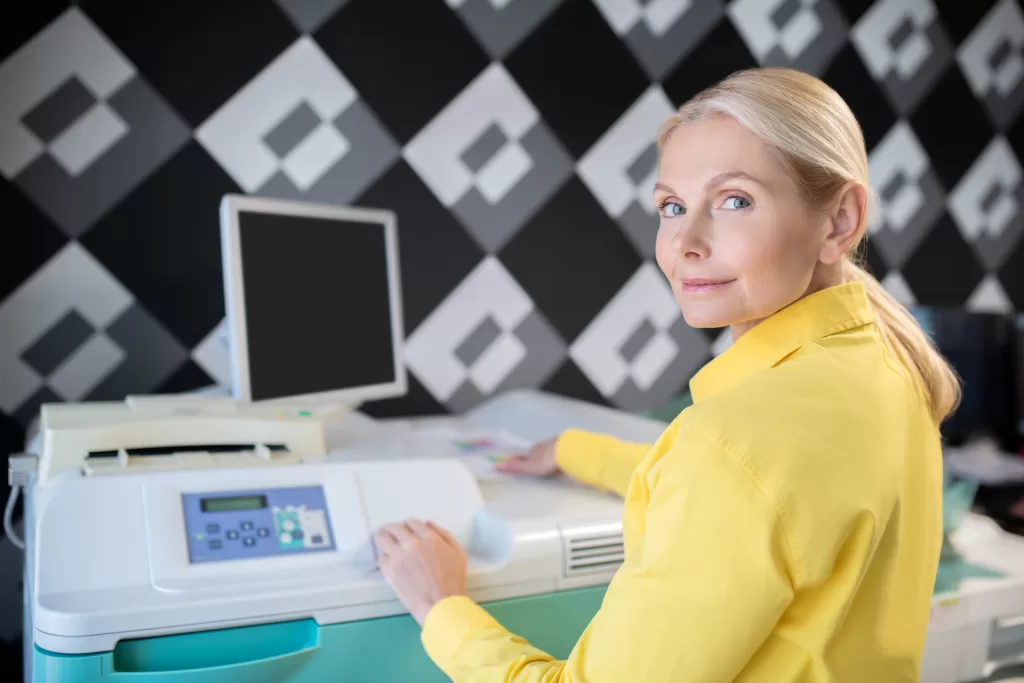 ativos de ti mulher mexendo impressora