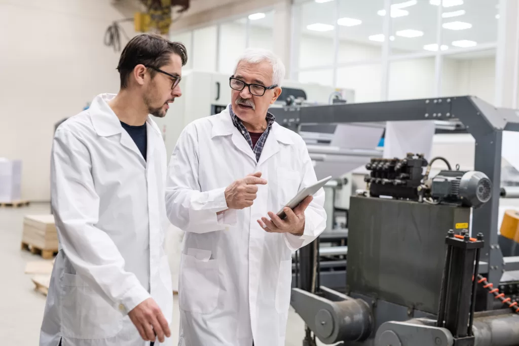 carbono neutro homens fazendo verificacao de equipamentos de impressao