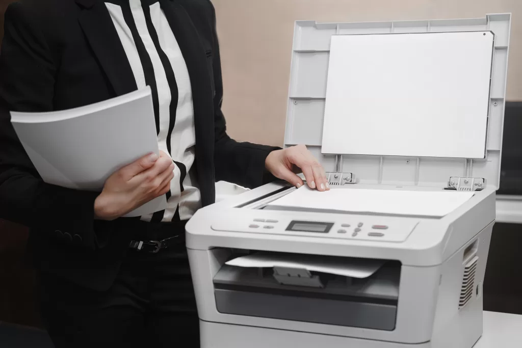 gerenciamento de impressao mulher de negocio apertar o botao no painel de impressao