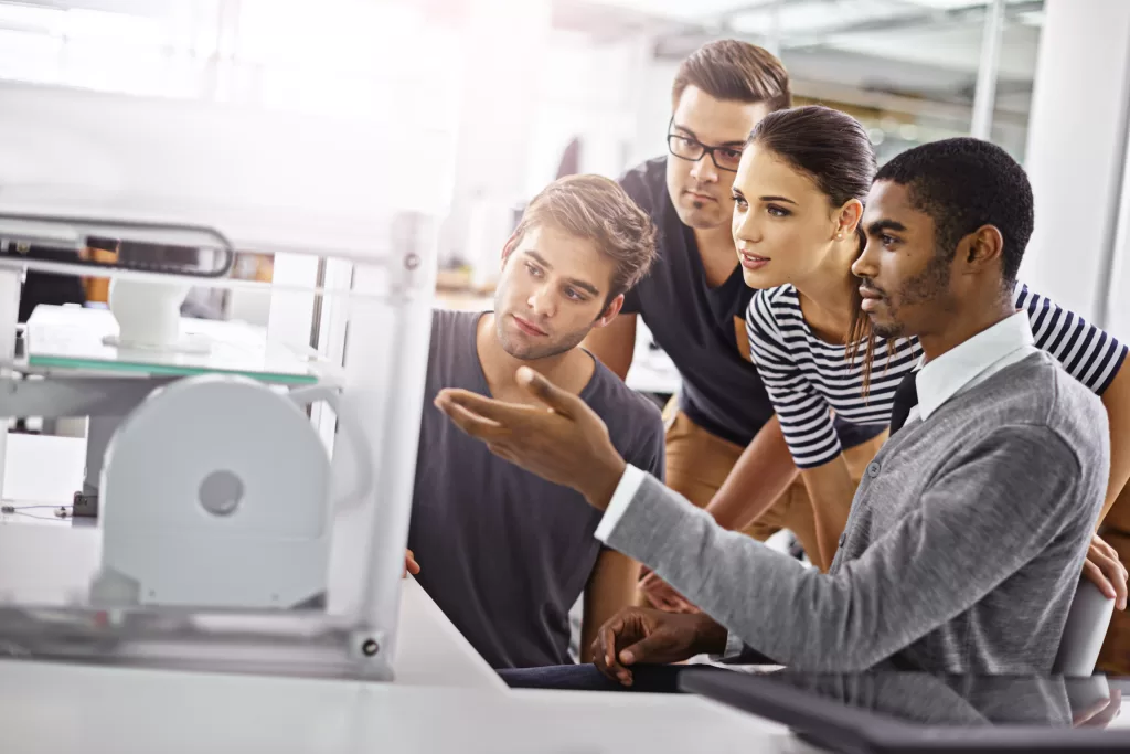software de impressao colaboradores conversando em frente tela computador