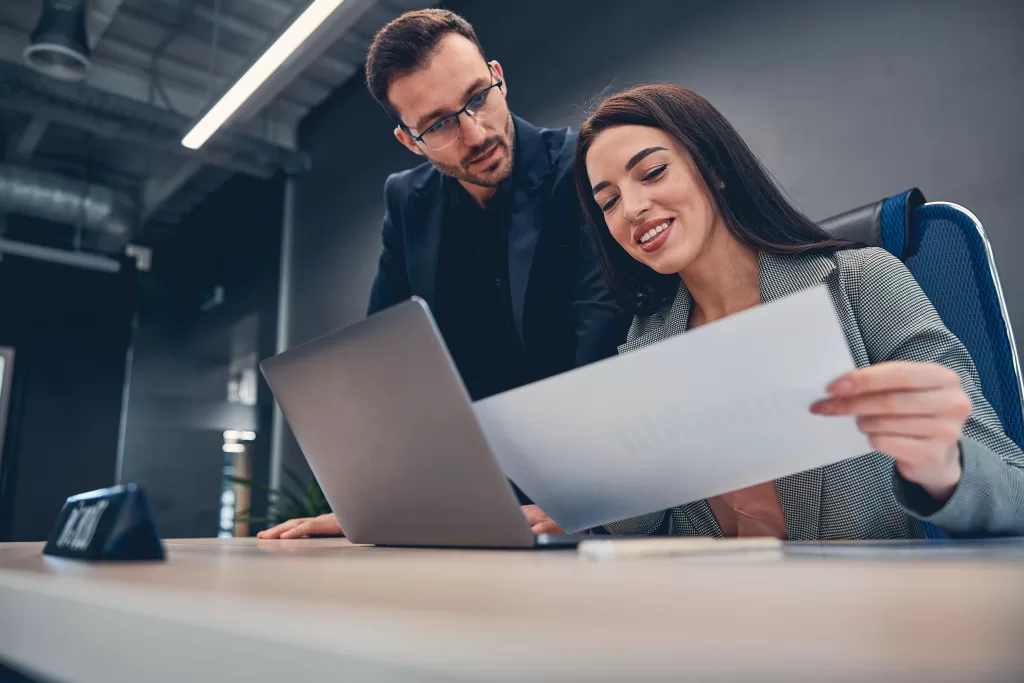 GED homem e mulher analisando-papel e computador