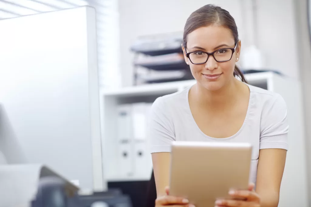 GED mulher no tablet