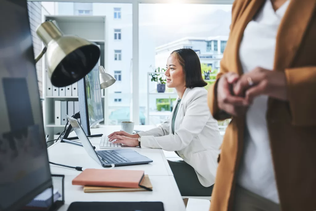 digital-workplace-mulher-no-computador digital workplace mulher no computador