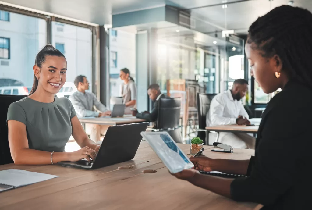 digital-workplace-mulher-sorrindo-trabalhando digital workplace mulher sorrindo trabalhando