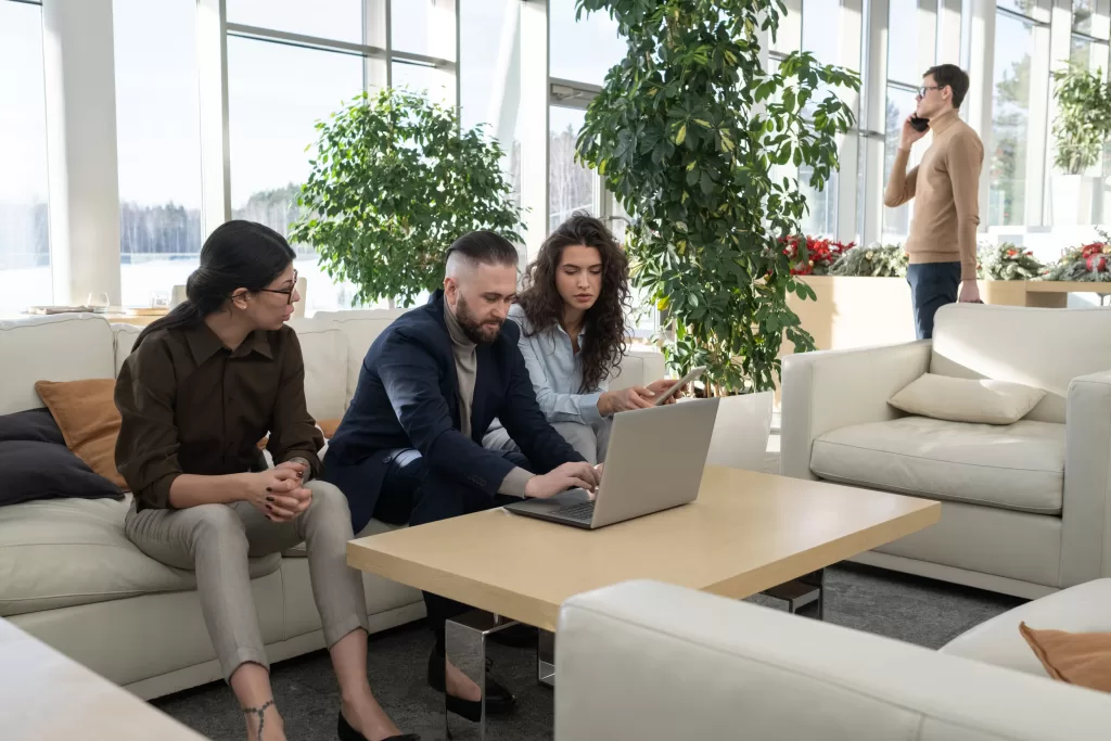 digital-workplace-tres-pessoas-trabalhando-juntas digital workplace tres pessoas trabalhando juntas