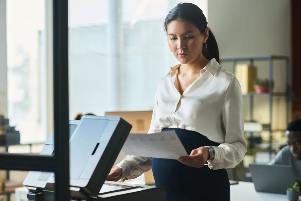 managed print services mulher gravida imprimindo