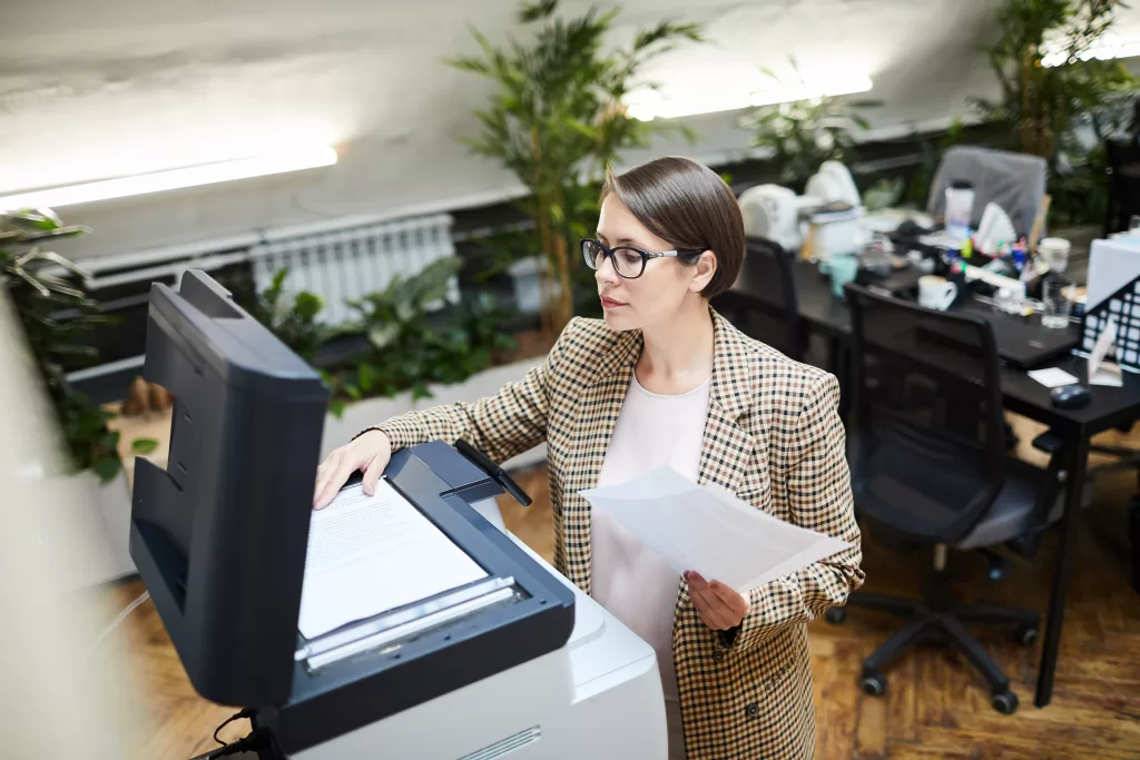 managed print services mulher mexendo impressora