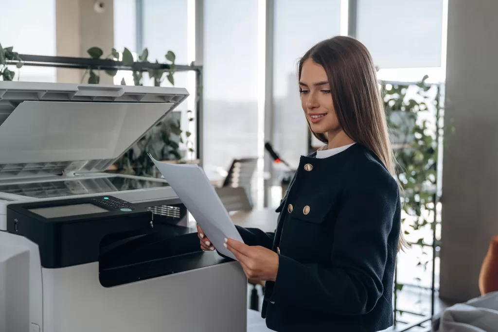 managed print services mulher trabalhando impressao