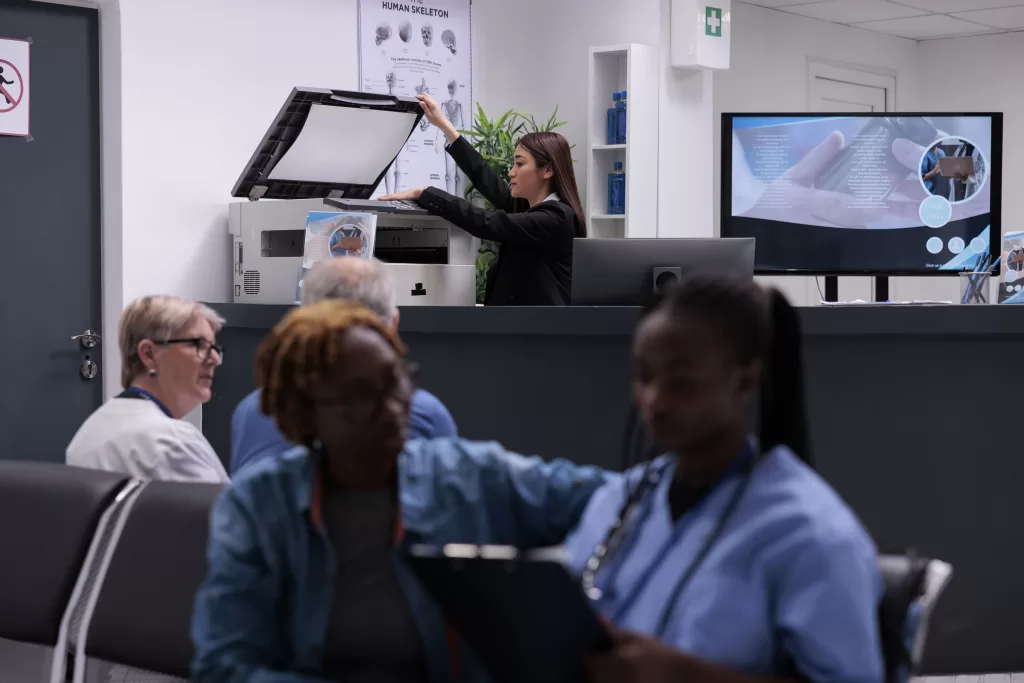 maquina de impressao digital mulher abrindo impressora