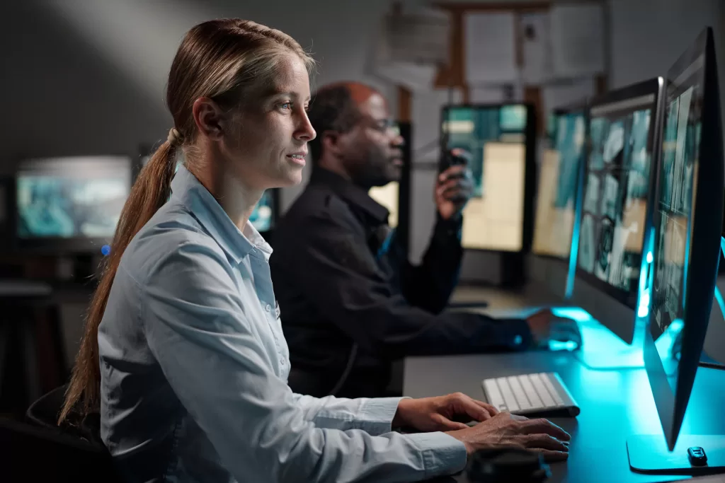 cibersegurança mulher computador