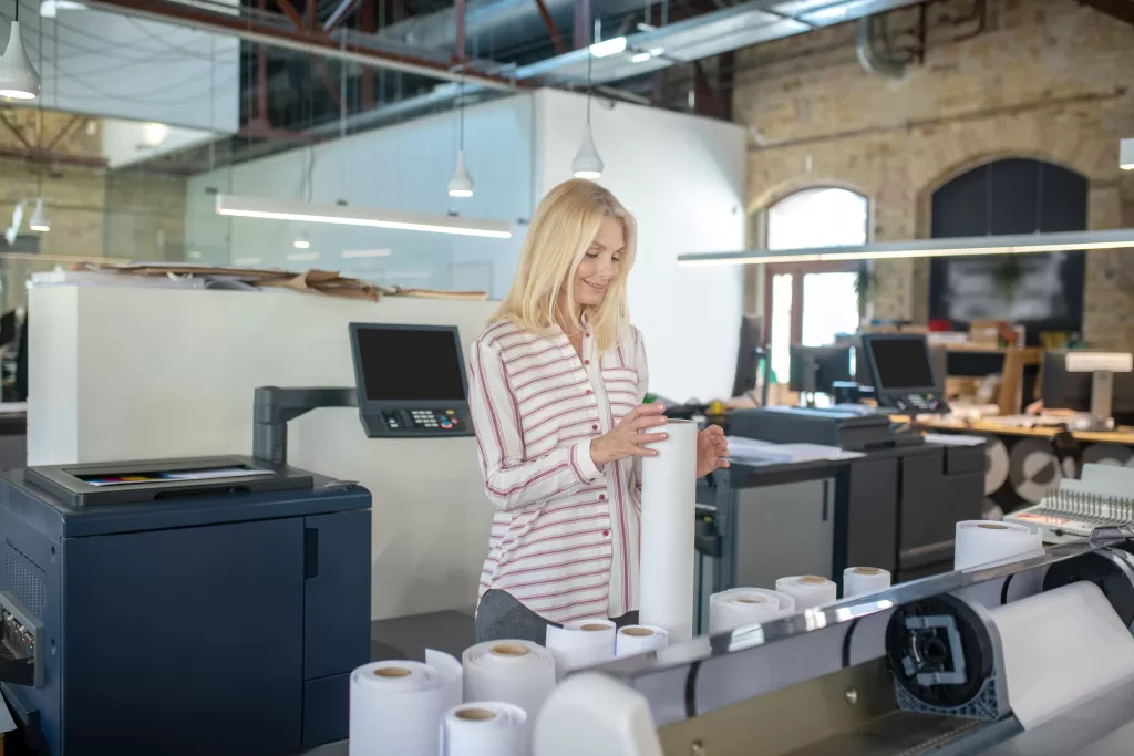 Sistema de Impressão mulher segurando bobina de papel