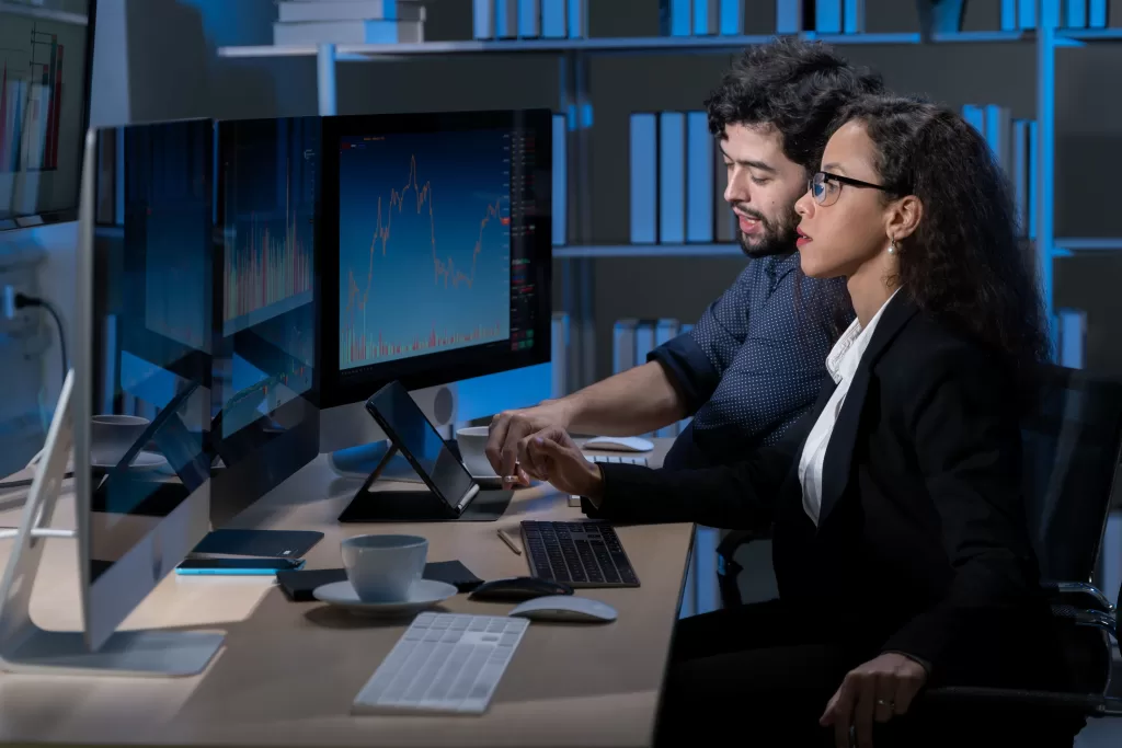 sanitização de dados empresário e colaboradora trabalhando