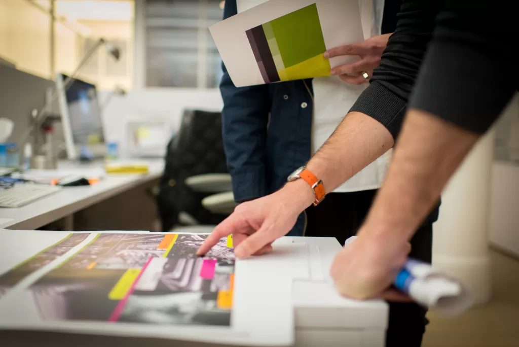 impresso cmyk direcionando quais cores