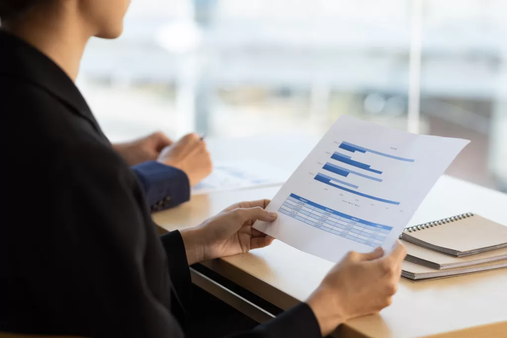 o que e datashet mulher lendo documento