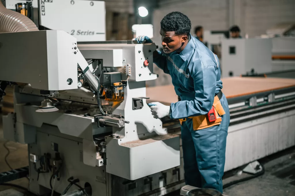 corte e vinco homem preparando impressora