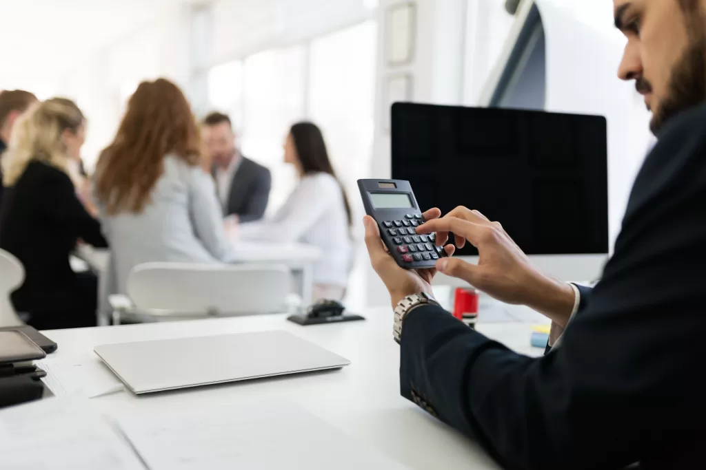 o que e tco homem usando calculadora