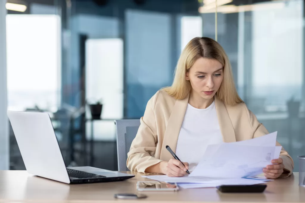 o que e datasheet empresaria analisando documento.