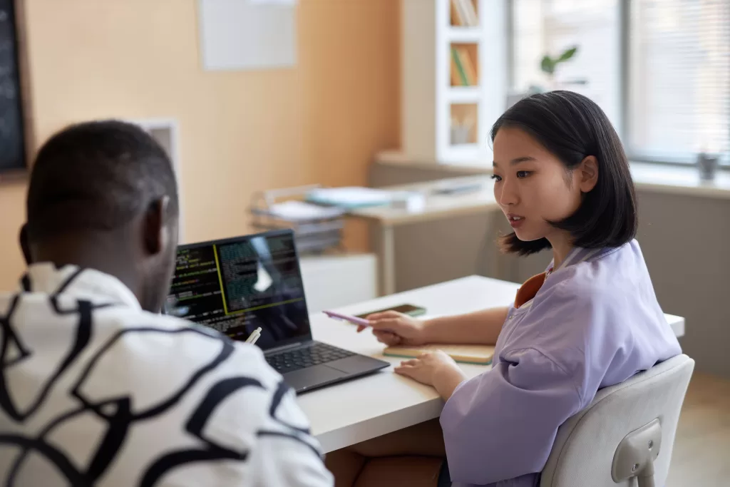sanitização de dadps jovem asiatica computador