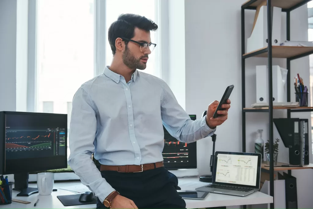 celular corporativo homem olhando celular