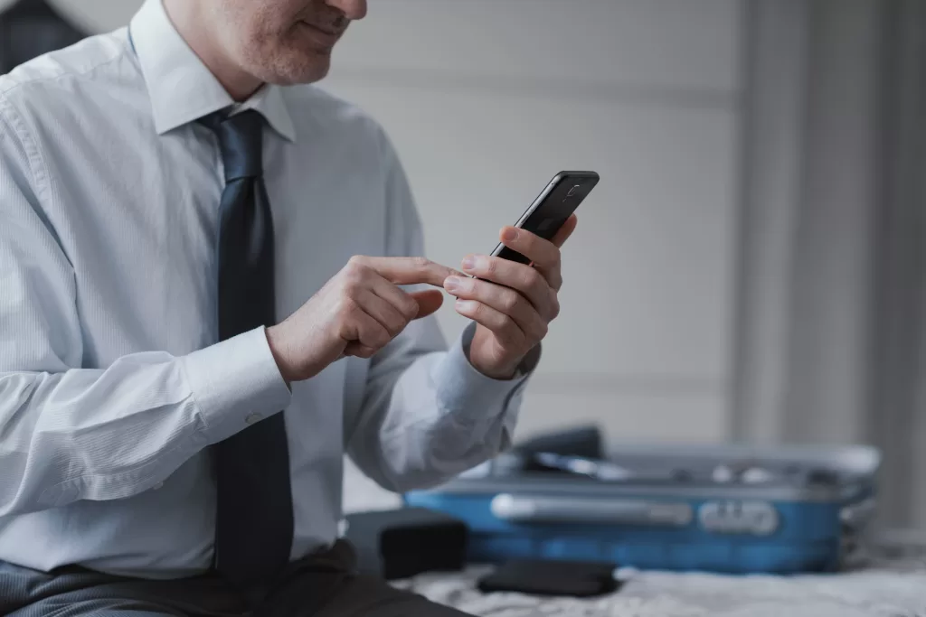 celular corporativo homem segurando smartphone