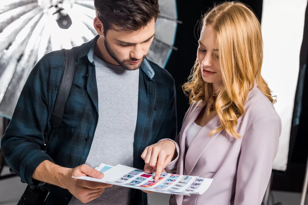 impressao de etiquetas mulher olhando fotos