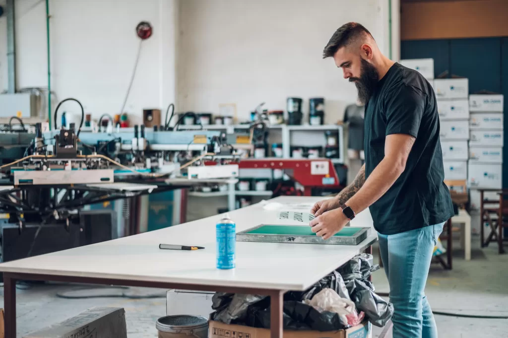 mesa de corte homem trabalhando