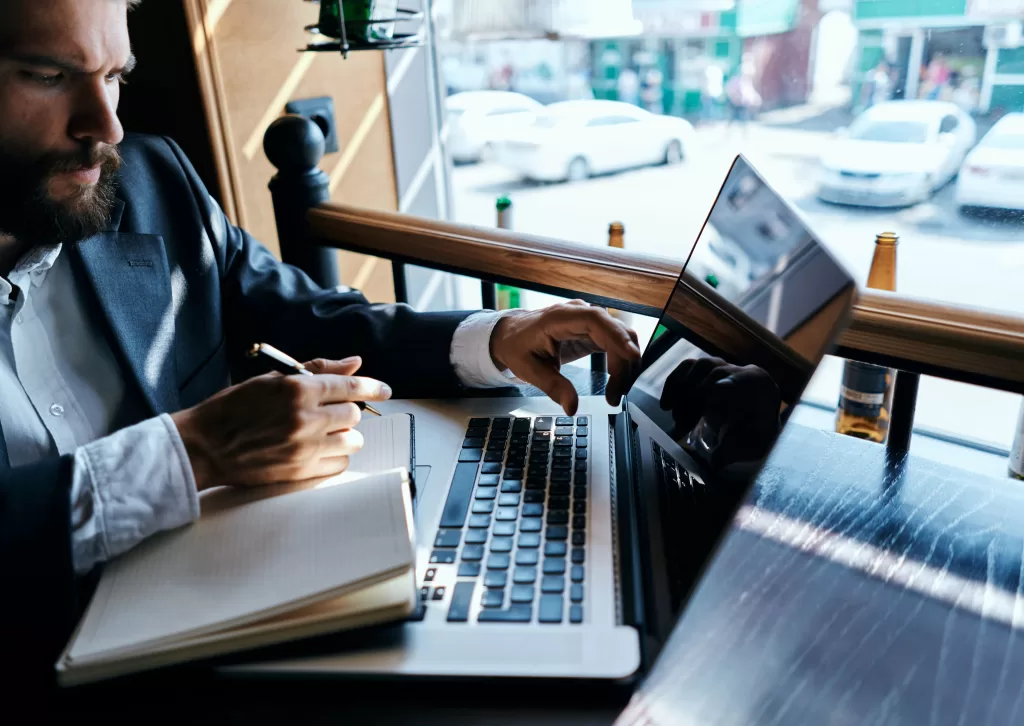 notebook empresarial homem sentado trabalhando