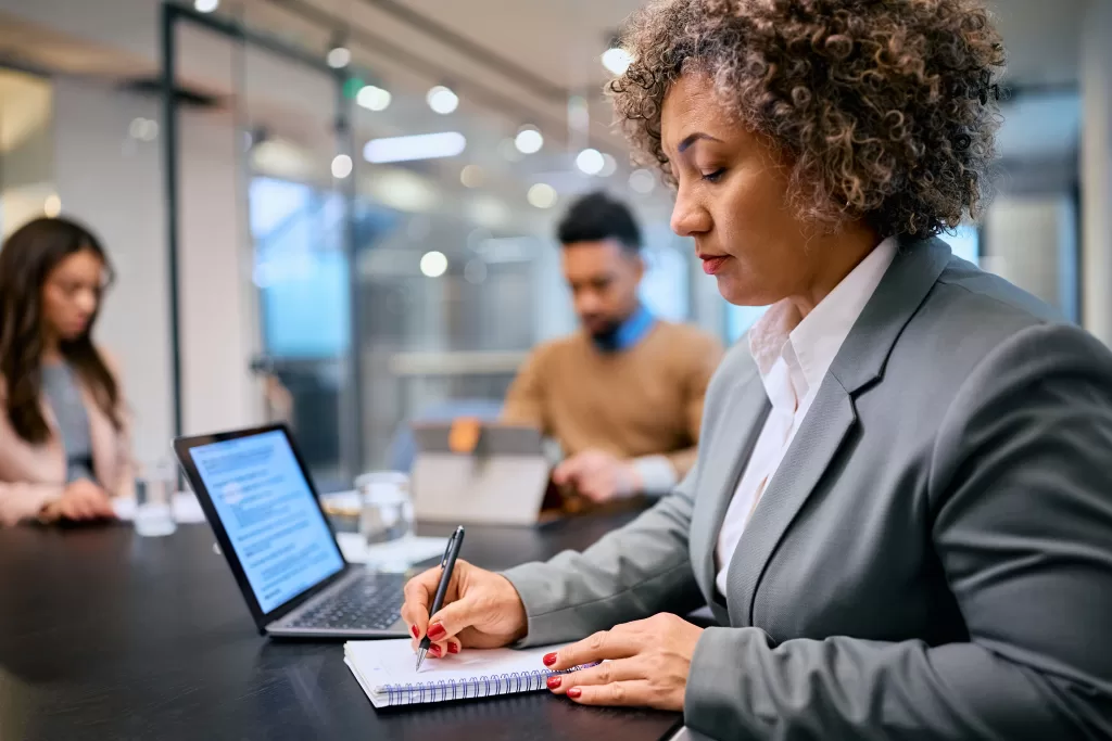 notebook empresarial mulher trabalhando