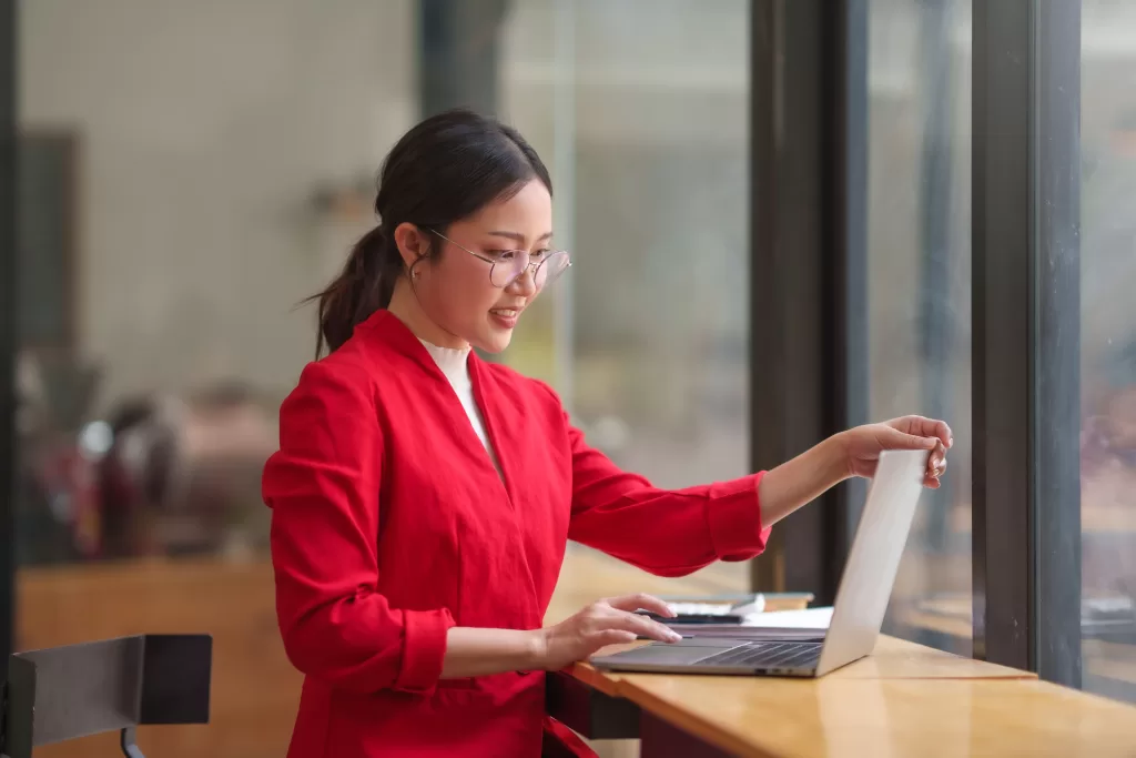 notebook empresarial mulher trabalhando computador