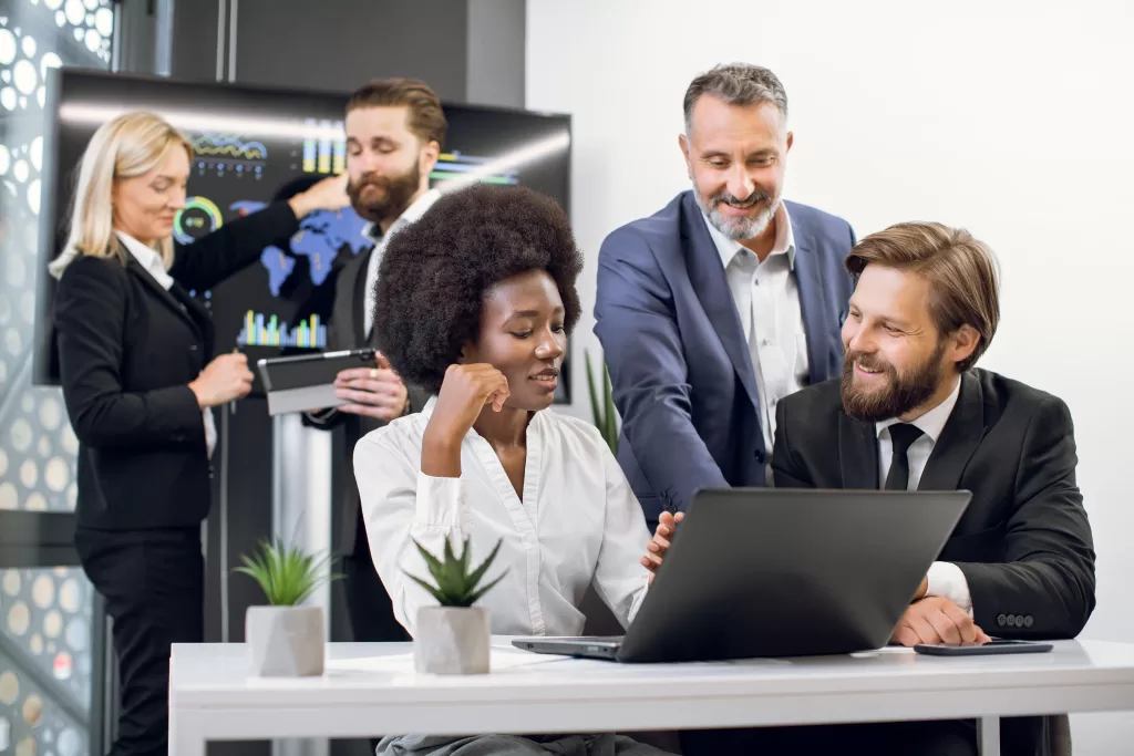 notebook empresarial pessoas conversando