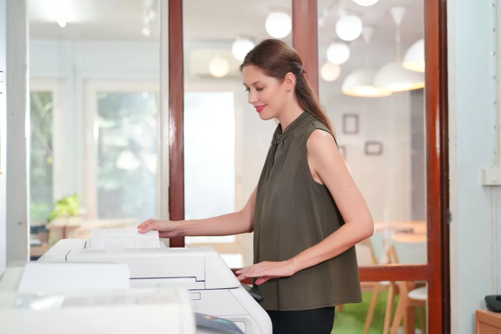 Repografia o que é colaboradora operando equipamento