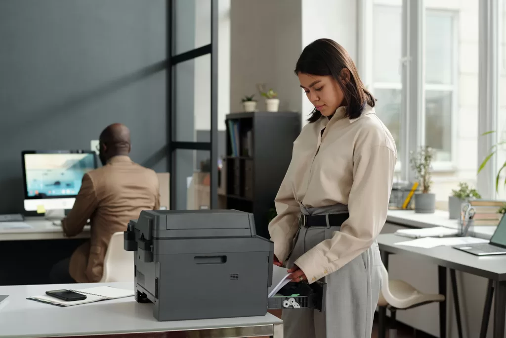 impressora empresarial mulher imprimindo