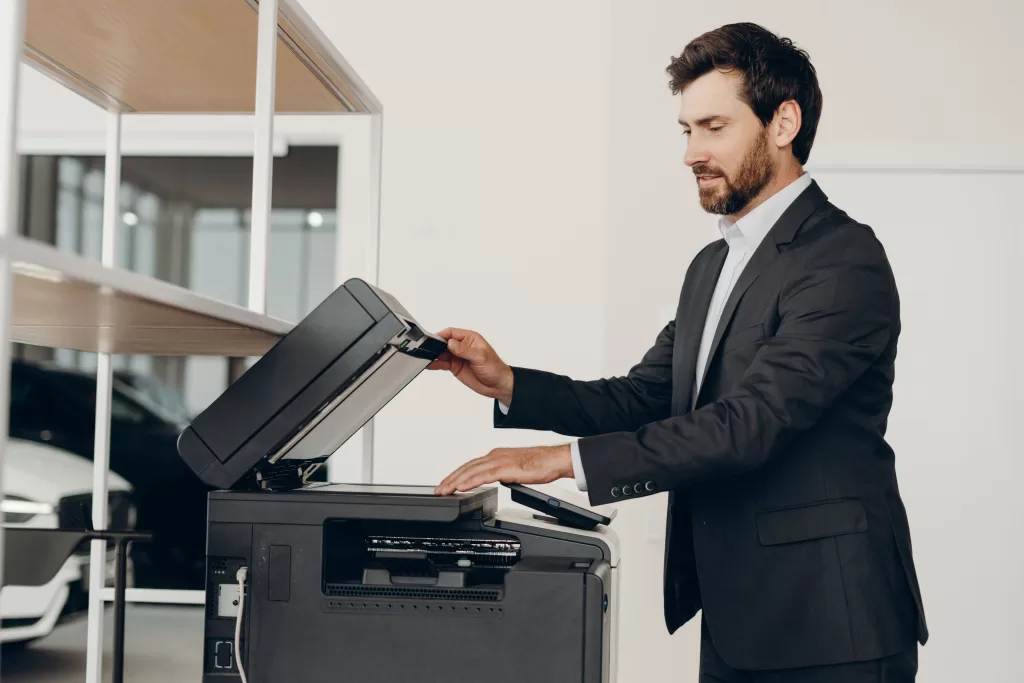 Impressora Laser Multifuncional homem imprimindo