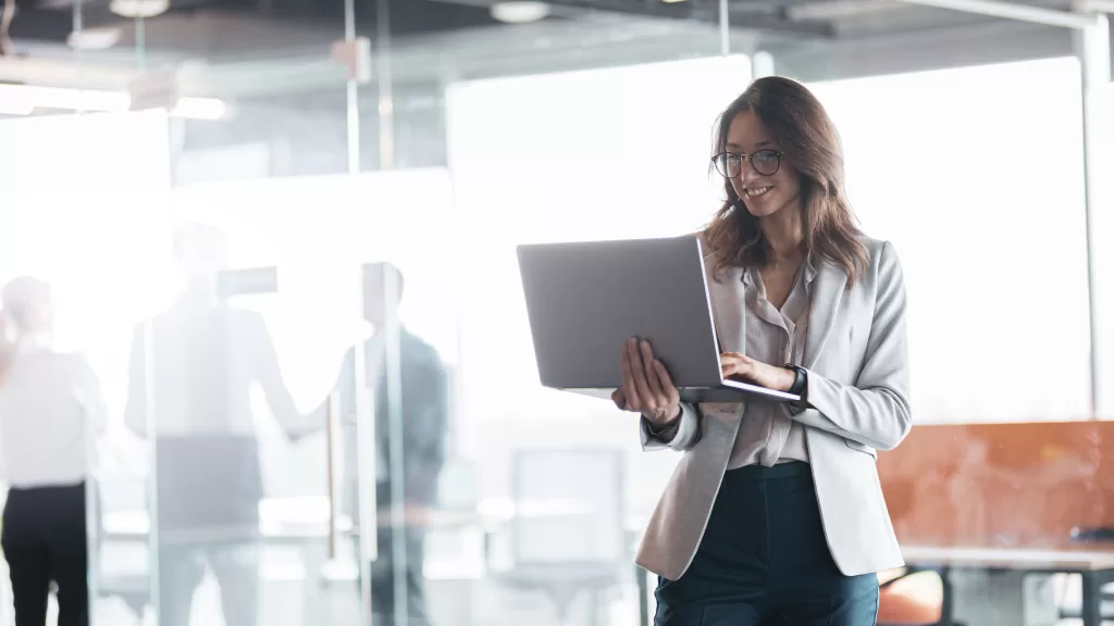 Transformação Digital nas Empresas mulher notebook