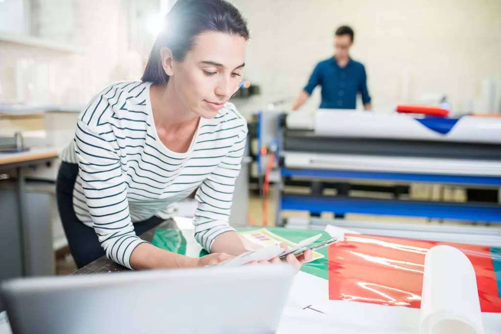 impressão alto relevo mulher checando impressão