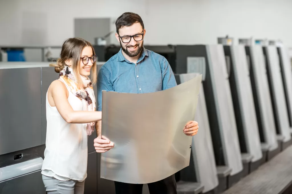 impressão alto relevo mulher e homem checando resultado
