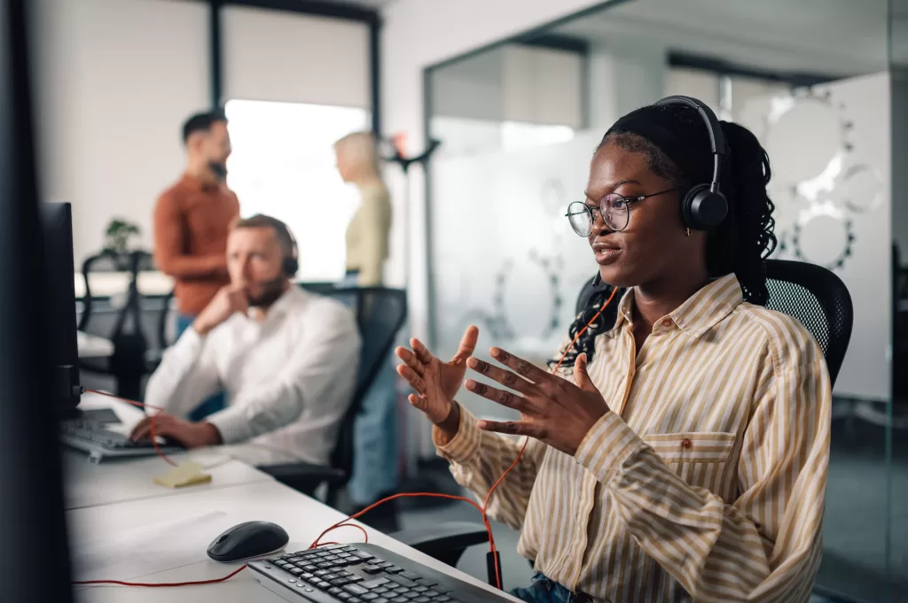terceirizacao de ti mulher atendente
